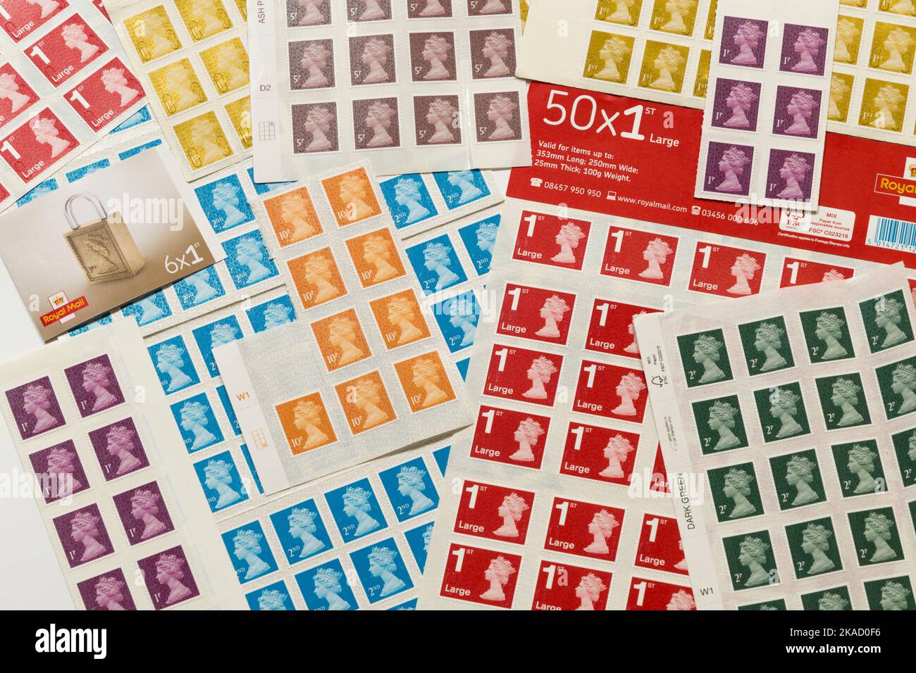 Un ensemble de timbres-poste traditionnels, nouveaux et inutilisés mais anciens, émis par le Royal Mail pour retrait en janvier 2023. Ils présentent tous un portrait de profil de la reine Elizabeth la seconde, QE2, feu la reine du Royaume-Uni. (132) Banque D'Images