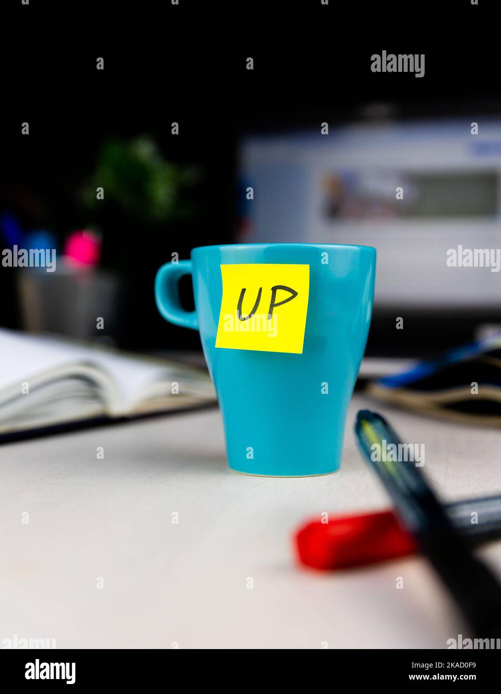 Note collante sur une tasse à café au bureau. Concept de réveil Banque D'Images