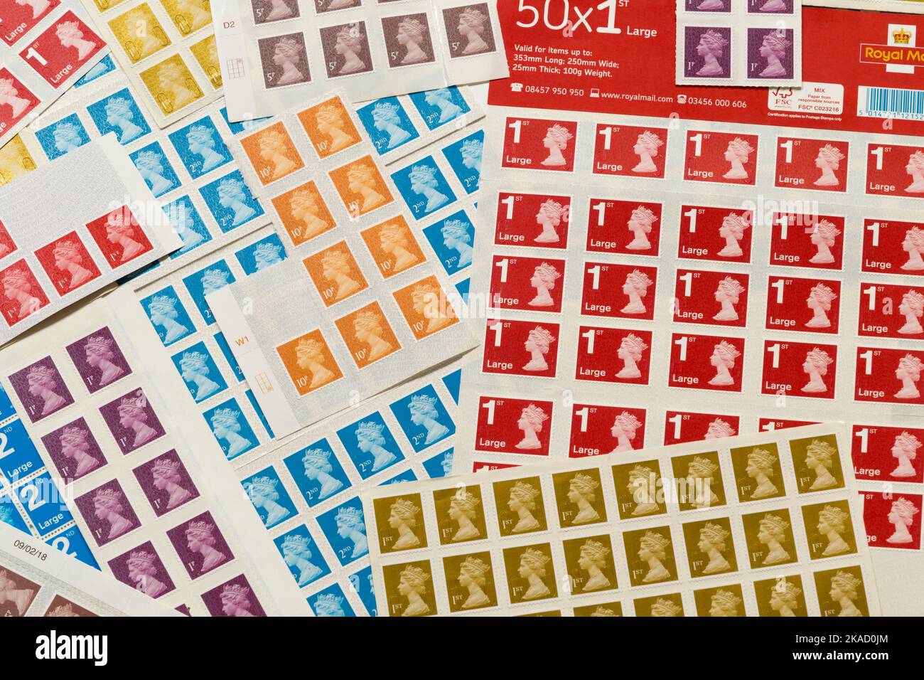 Un ensemble de timbres-poste traditionnels, nouveaux et inutilisés mais anciens, émis par le Royal Mail pour retrait en janvier 2023. Ils présentent tous un portrait de profil de la reine Elizabeth la seconde, QE2, feu la reine du Royaume-Uni. (132) Banque D'Images