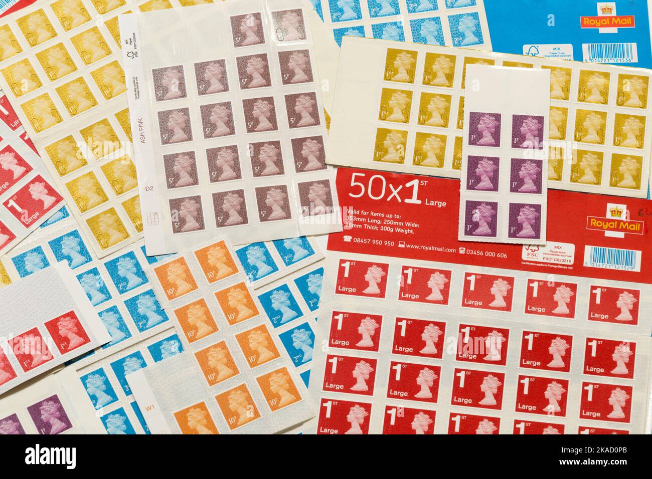 Un ensemble de timbres-poste traditionnels, nouveaux et inutilisés mais anciens, émis par le Royal Mail pour retrait en janvier 2023. Ils présentent tous un portrait de profil de la reine Elizabeth la seconde, QE2, feu la reine du Royaume-Uni. (132) Banque D'Images