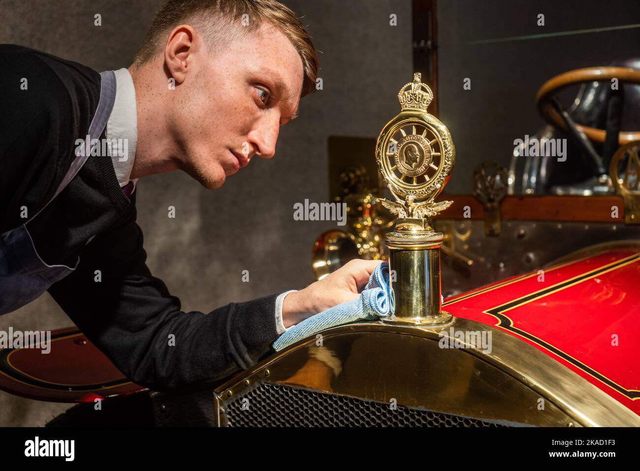 Londres, Royaume-Uni. 2 novembre 2022. Un assistant de Bonhams polit la mascotte d'un Napier 1904 15hp (estimation: £275 000-350 000. Photocall pour le Bonhams Golden Age of Motoring Vente mettant en vedette le plus vieux Daimler et une ancienne grange trouver Napier ‘Supercar. La vente aura lieu le 4 novembre à Bonhams New Bond Street. Credit: amer ghazzal / Alamy Live News Banque D'Images