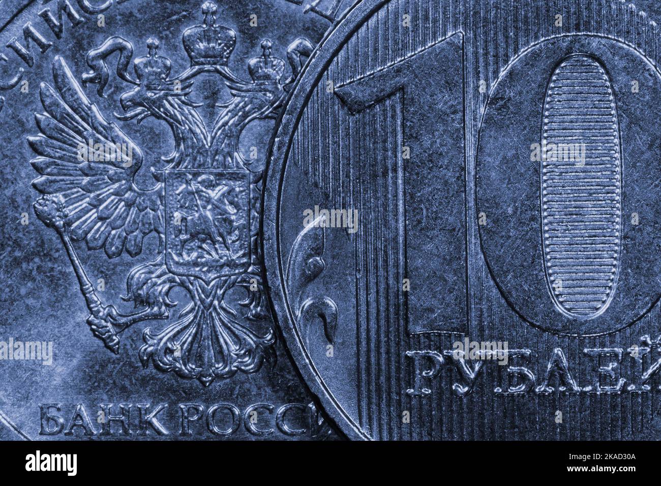 Fragment de l'inverse et de l'inverse d'une pièce d'une valeur nominale de 10 roubles russes. Bleu teinté. Photographie macro. Banque D'Images