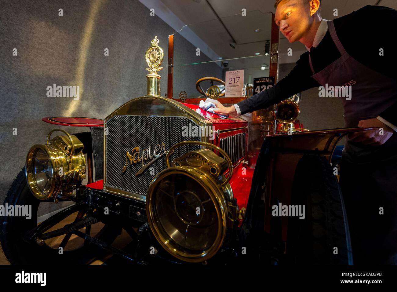 Londres, Royaume-Uni. 2 novembre 2022. Un technicien polit un tonneau d'entrée arrière 1904 Napier 15hp avant la restauration (est. £275 000-350 000) à un aperçu de Bonhams Golden Age of Motaing sale qui présente une sélection de voitures anciennes et des souvenirs automobiles associés. La vente a lieu le 4 novembre dans les galeries de Bonhams New Bond Street, devant Bonhams London à Brighton Veteran car Run le 6 novembre. Credit: Stephen Chung / Alamy Live News Banque D'Images