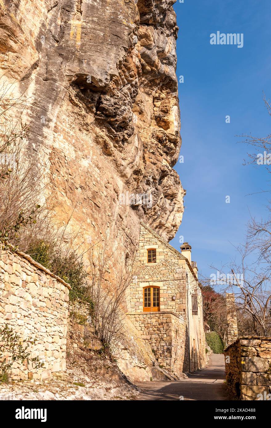 Petite maison sous le château de Beynac et Cazenac, en Périgord, Dordogne, France Banque D'Images