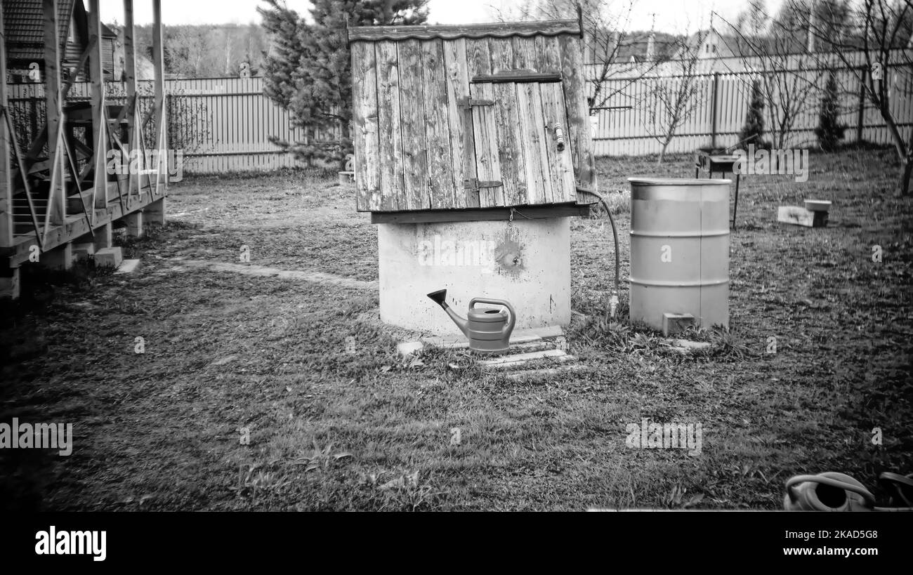 un puits d'anneaux en béton dans le jardin, au printemps Banque D'Images