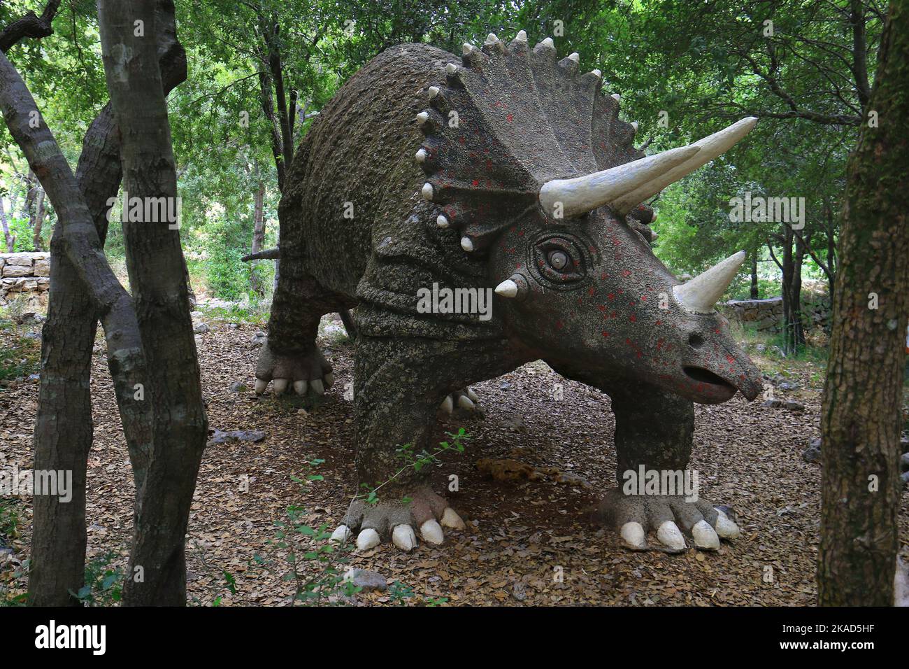 Ajaltoun, Liban - 14 août 2022. Satue d'un dinosaure de Triceratops dans le parc de Dino City Park à Ajaltoun, Liban. Banque D'Images