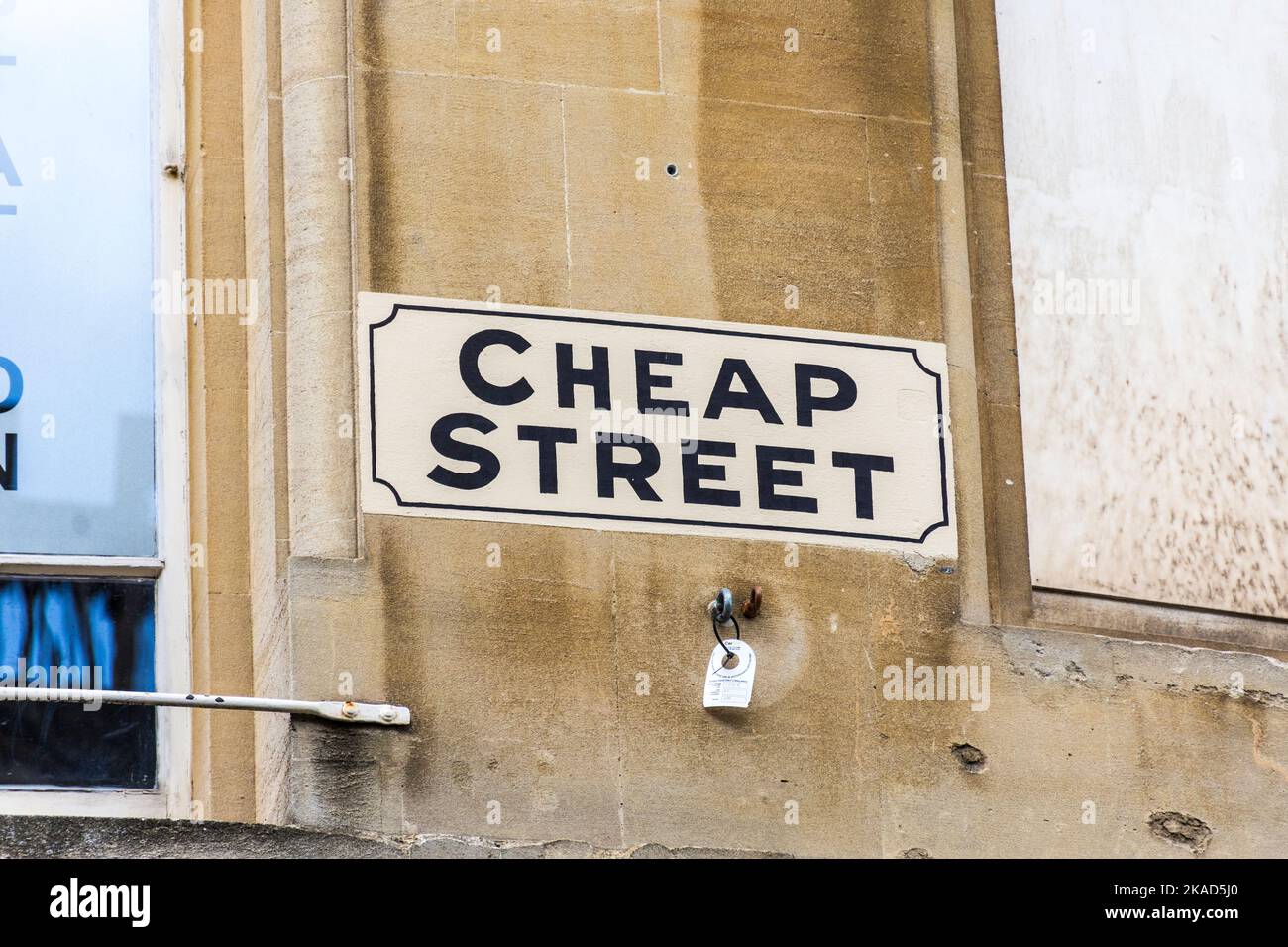 Panneau de rue bon marché à Bath, Somerset, Angleterre, Royaume-Uni Banque D'Images