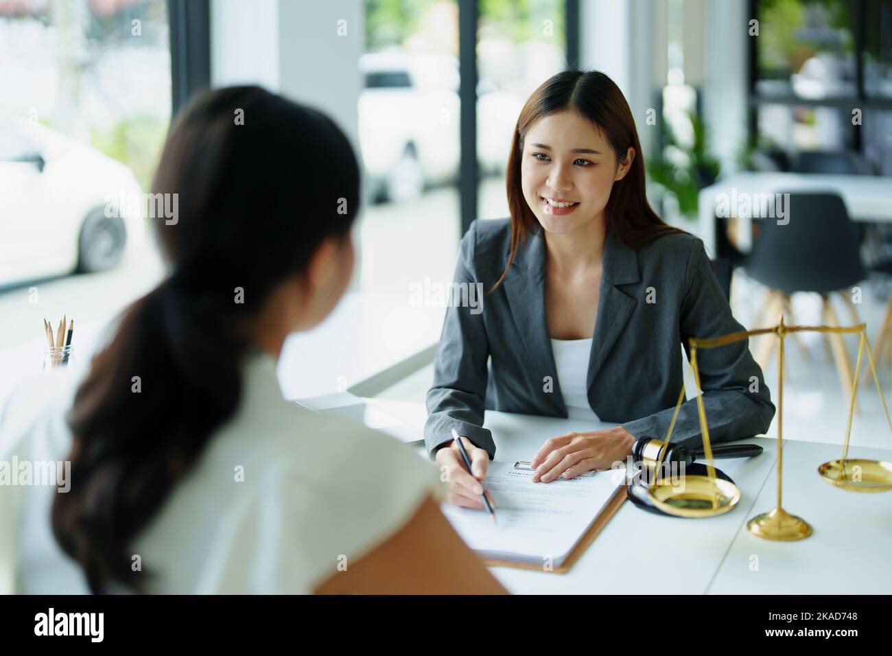 les clients lisent les documents importants avant de signer les signatures. Banque D'Images