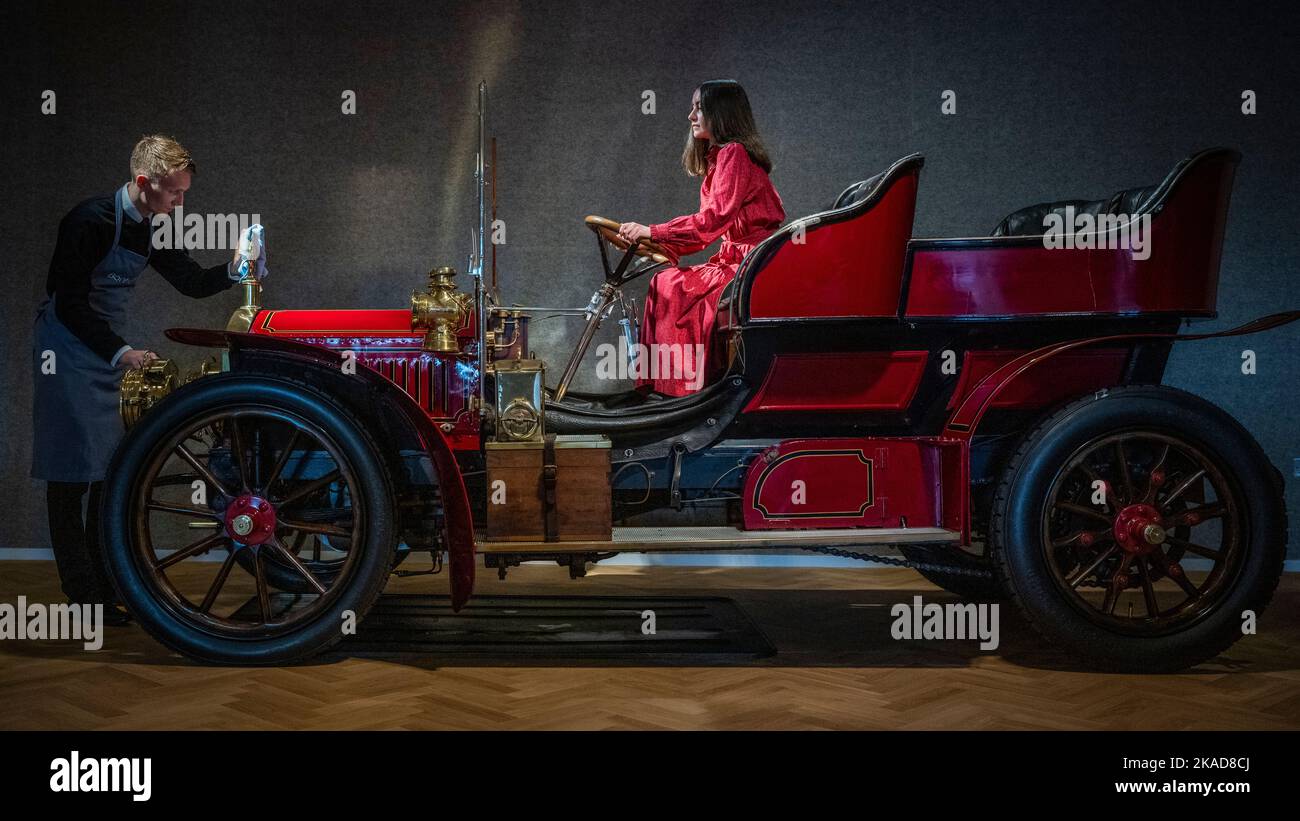 Londres, Royaume-Uni. 2 novembre 2022. Membres du personnel ayant un tonneau d'entrée arrière 1904 Napier 15hp avant restauration, (est. £275 000-350 000) à un aperçu de Bonhams Golden Age of Motaing sale qui présente une sélection de voitures anciennes et des souvenirs automobiles associés. La vente a lieu le 4 novembre dans les galeries de Bonhams New Bond Street, devant Bonhams London à Brighton Veteran car Run le 6 novembre. Credit: Stephen Chung / Alamy Live News Banque D'Images