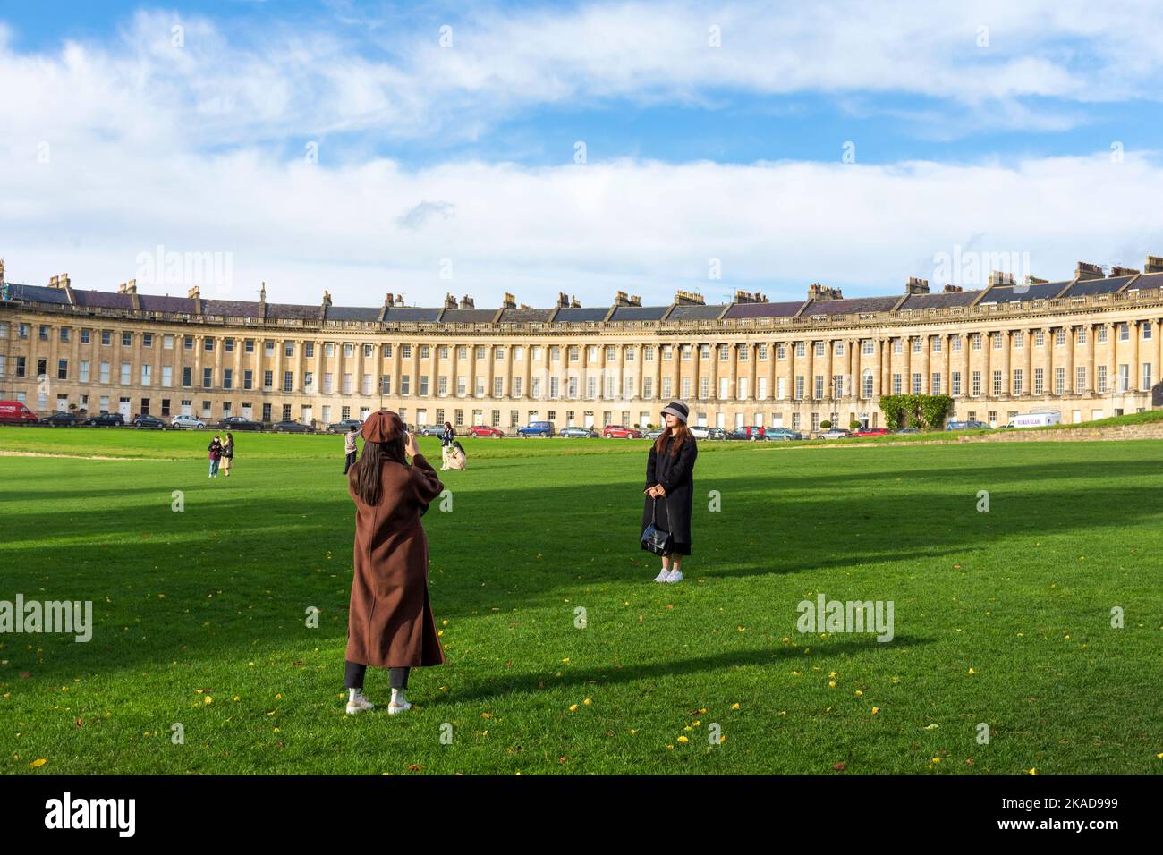 Les touristes prennent des photos numériques de téléphone à Royal Crescent, Bath, Somerset, Angleterre, Royaume-Uni Banque D'Images