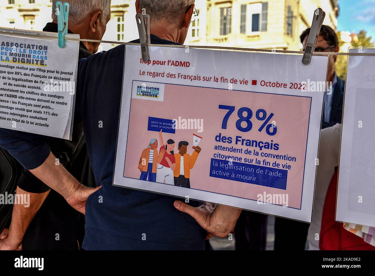 Marseille, France. 01st novembre 2022. Des pancartes exprimant l'opinion des manifestants vus accrochés pendant la démonstration d'euthanasie. À l'appel de l'Association pour le droit de mourir dans la dignité, la Ligue des droits de l'homme et de la pensée libre du peuple s'est réunie pour exiger une loi réelle sur la fin de vie pour autoriser la mort assistée, comme c'est déjà le cas en Italie, en Espagne, au Portugal, en Autriche, Pays-Bas et bientôt en Allemagne. 90% des Français seraient en faveur. Crédit : SOPA Images Limited/Alamy Live News Banque D'Images