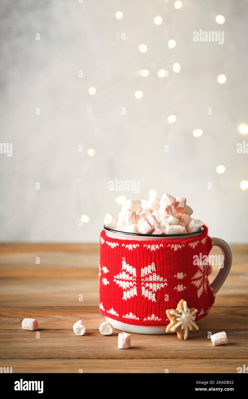 Chocolat chaud avec guimauves. Biscuit maison de Noël au pain d'épice et tasse de chocolat chaud avec guimauve sur les fonds de table en bois anciens avec chri Banque D'Images