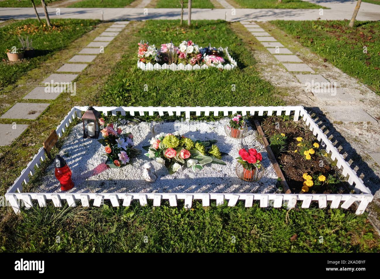 Zagreb, Croatie, 01 novembre 2022. Cimetière pour animaux de compagnie Spomengaj à Dumovac vu le jour de la Toussaint. Le cimetière pour animaux de compagnie couvre près de treize mille mètres carrés, où il y a 10 000 endroits pour enterrer ou placer des urnes, à Zagreb, en Croatie, sur 01 novembre 2022. Photo: Tomislav Miletic/PIXSELL Banque D'Images