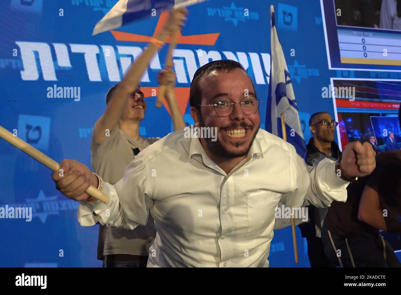 JÉRUSALEM, ISRAËL - 1 NOVEMBRE : les partisans du législateur d'extrême-droite Itamar Ben-Gvir, chef du parti Otzma Yehudit (puissance juive), se célèbrent, tandis que les sondages de sortie montrent des gains importants au siège de campagne de leur parti à 1 novembre 2022, à Jérusalem, en Israël. Les Israéliens retournent aux urnes sur 1 novembre pour une cinquième élection générale en quatre ans pour voter pour une nouvelle Knesset, le Parlement de 120 sièges. Crédit : Eddie Gerald/Alay Live News Banque D'Images