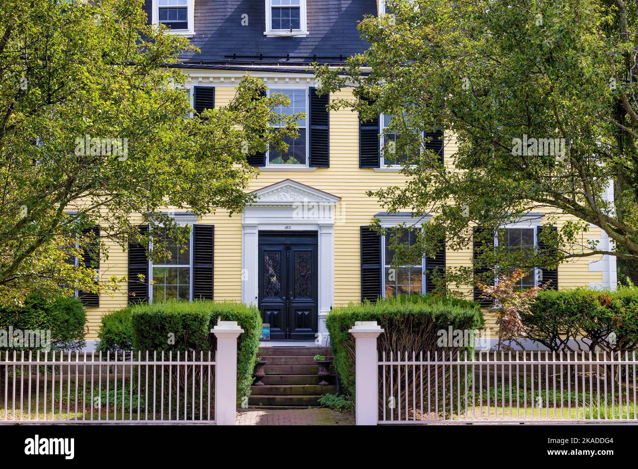 Salem, Massachusetts, Etats-Unis - 3 septembre 2022: Belles vieilles maisons vues en ville. Banque D'Images