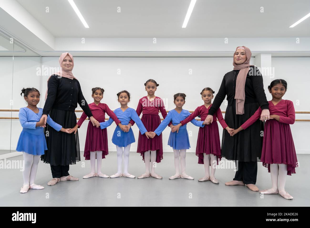 Londres, Royaume-Uni. 2nd novembre 2022. Journée mondiale du Ballet : École de ballet musulman. Grace & Poise Academy, la première école de ballet musulmane fondée par Maisie Alexandra Byers (2nd, à gauche), continue de se développer et de s'étendre. Depuis son ouverture en 2019, l'académie est désormais présente sur plusieurs sites au Royaume-Uni. Grace & Poise apporte le ballet à la communauté musulmane des premières années à l'âge adulte dans le but de fournir des espaces de soutien et d'inclusion aux étudiants en danse. Credit: Guy Corbishley/Alamy Live News Banque D'Images