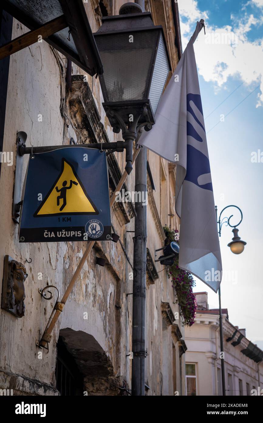 Vilnius, Lituanie - 26 septembre 2022 : drapeau et symbole de la République d'Uzupio sur le mur, dans le quartier artistique d'Uzupis dans la vieille ville de Vilnius. Banque D'Images