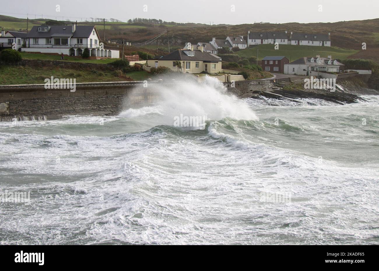 Ondes de tempête se brisant au-dessus des défenses de la mer. Tragumna, West Cork, Irlande Banque D'Images