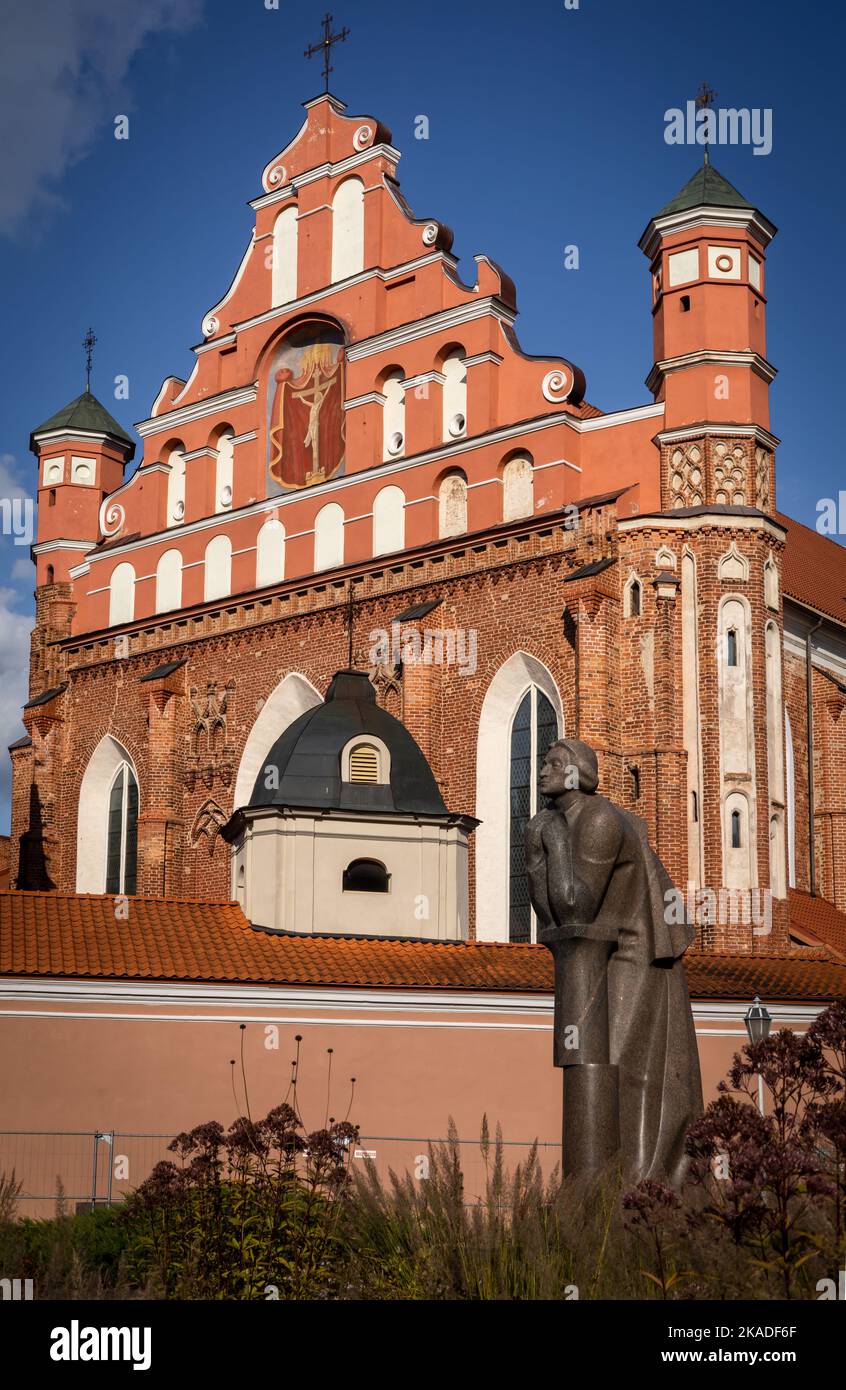 Vilnius, Lituanie - 26 septembre 2022 : église gothique Saint François et Saint Bernard. Statue d'un célèbre poète polonais Adam Mickiewicz. Banque D'Images