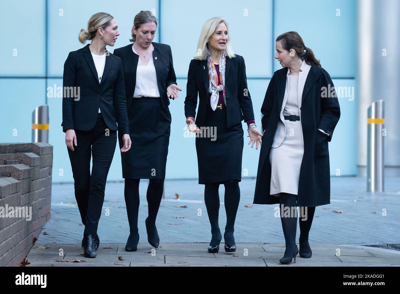 Lisa Osofsky (deuxième à droite), directrice du Bureau des fraudes graves, arrivant avec son équipe de l'OFS Victoria Jacobson (à gauche), Liz Collery (deuxième à gauche), Et Sara Chouraqui (à droite) Southwark Crown court, Londres, avant la condamnation du géant minier Glencore Energy UK Limited après que l'entreprise ait admis cinq chefs d'accusation de corruption et deux d'un défaut d'une organisation commerciale de prévenir la corruption. Date de la photo: Mercredi 2 novembre 2022. Banque D'Images