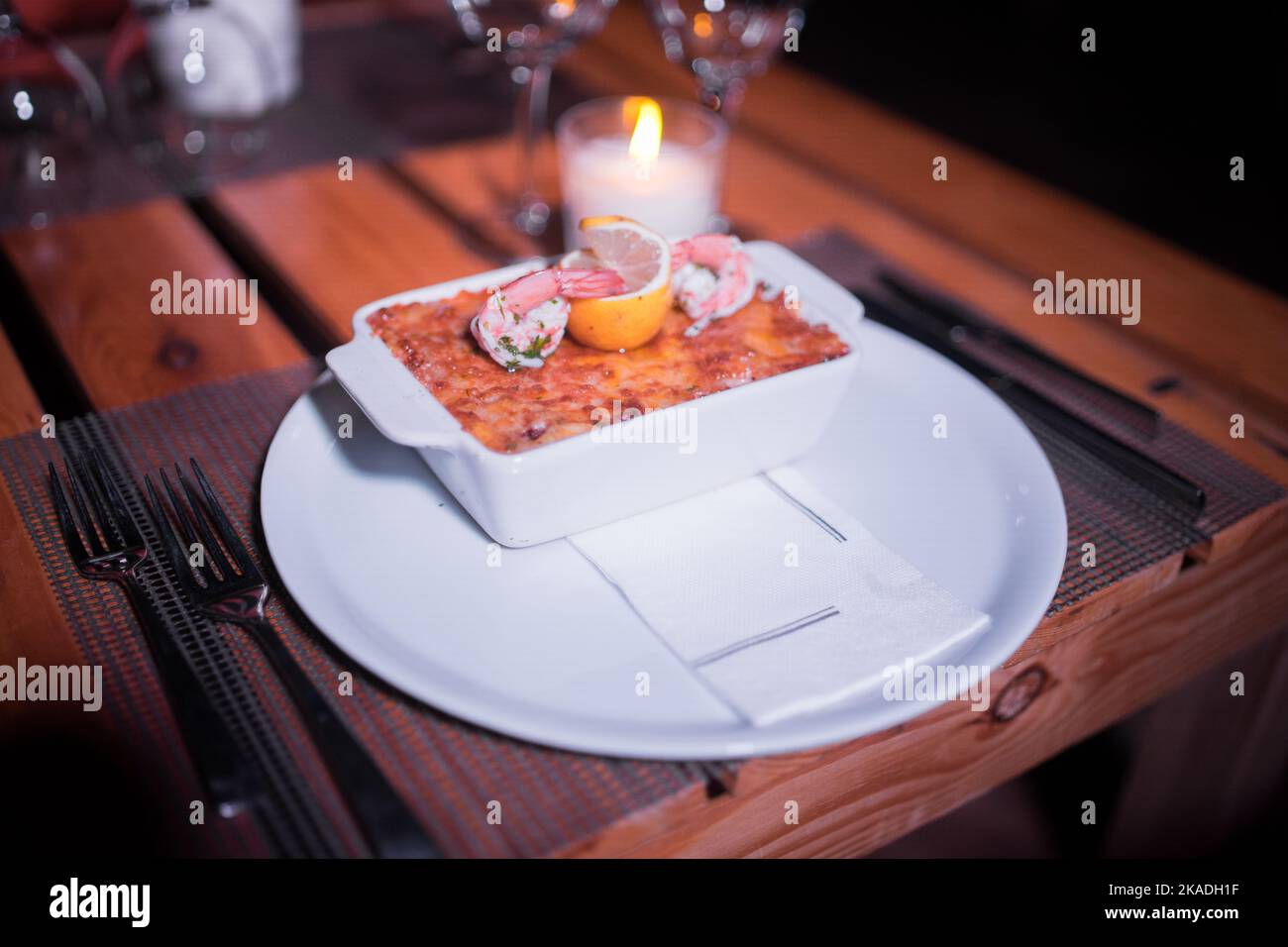 Lasagnes de fruits de mer dans un pot glacé sur la table Banque D'Images