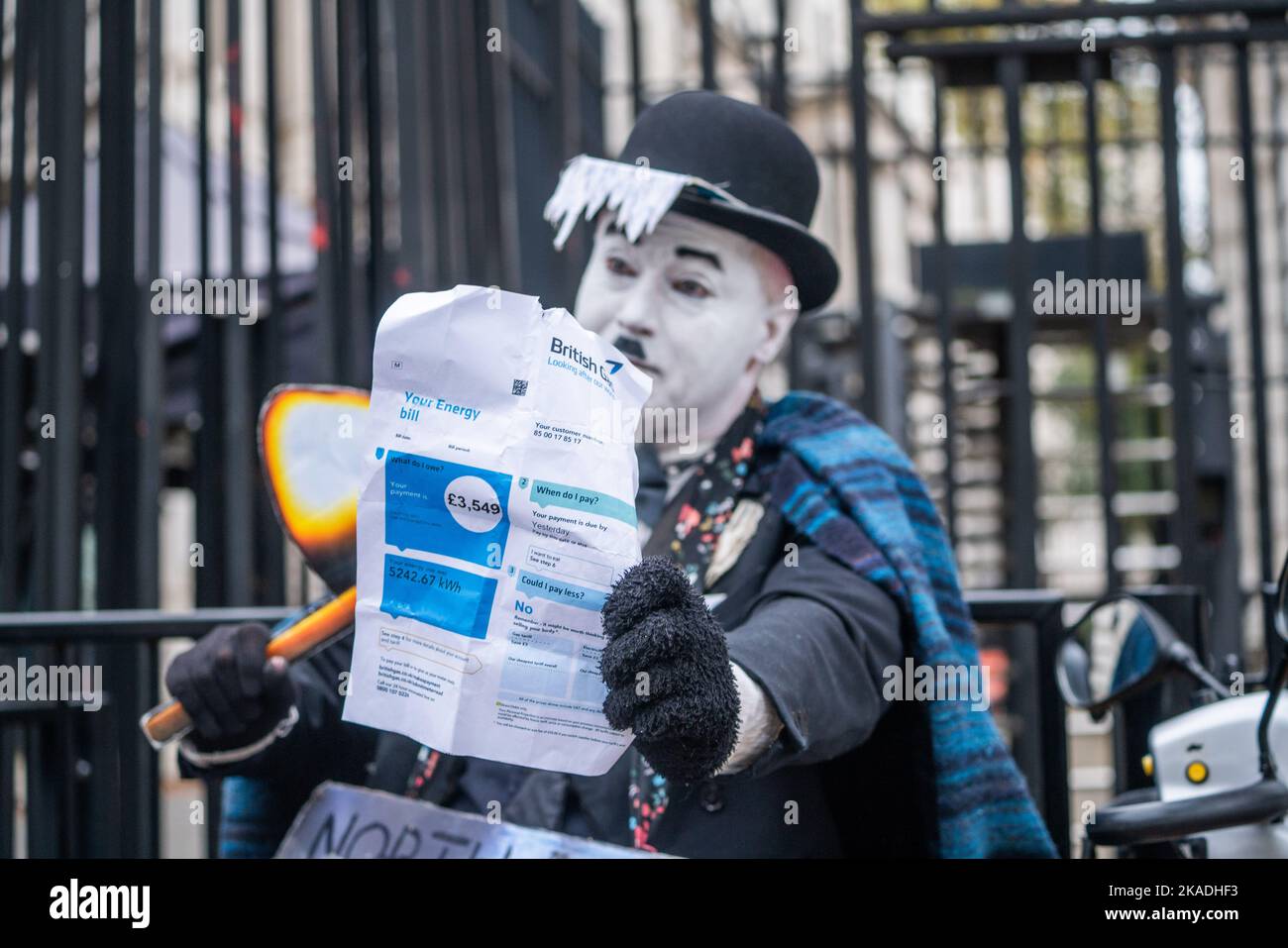 Londres, Royaume-Uni. 2 novembre 2022. Un impersonateur Charlie Chaplin situé à l'extérieur de Downing Street détient une facture de gaz britannique contre laquelle il démontrera l'augmentation du coût de l'énergie. Le gouvernement a annoncé une garantie du prix de l'énergie qui limitera le prix que les ménages paient par unité de gaz et d'électricité qu'ils utilisent. Credit: amer ghazzal / Alamy Live News Banque D'Images