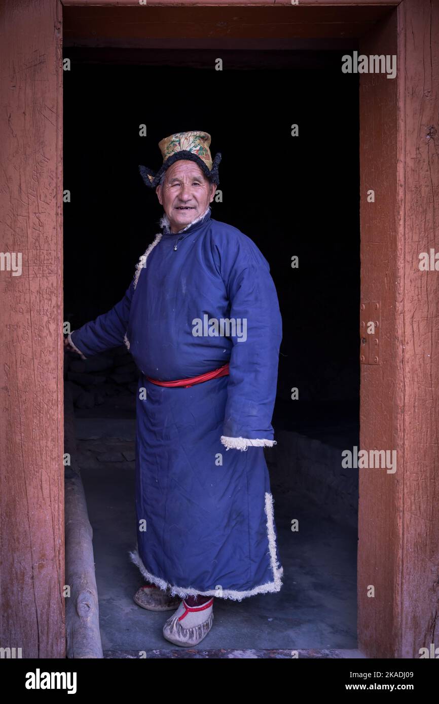 Homme âgé en vêtements ladakhi traditionnels, Monastère de Spilituk (Gompa), district de Leh, Ladakh, Inde Banque D'Images