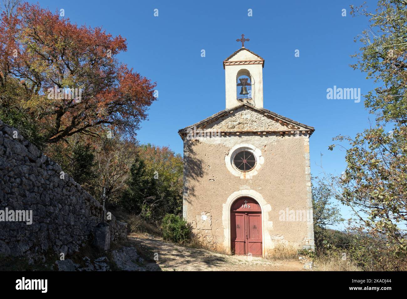 La Chapelle Saint-Croix près du village de Saint-Cirq-Lapopie en automne, département du Lot, France Banque D'Images