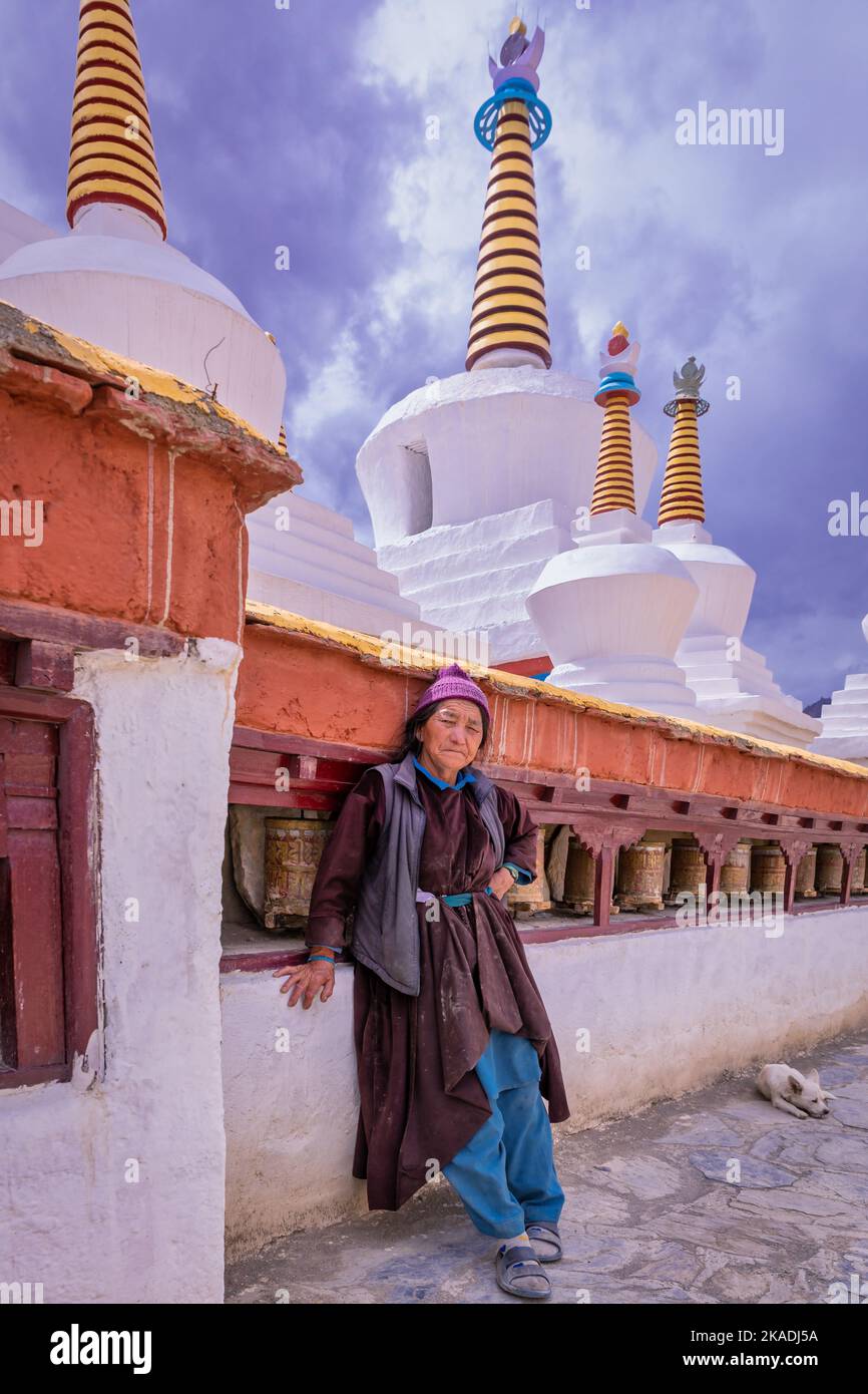 Femme âgée au monastère de Lamayuru, Ladakh, Inde Banque D'Images