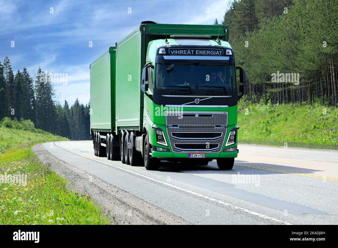 Green Volvo FH16 Truck Suomen Vihreät Energiat Oy tire une remorque à copeaux sur l'autoroute 9 par un beau jour d'été. Jämsä, Finlande. 6 juin 2019. Banque D'Images