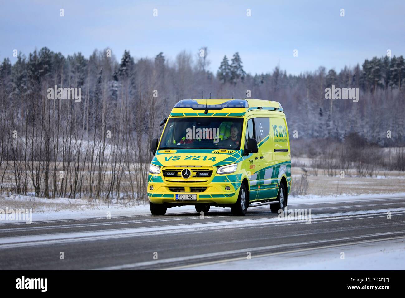 Mercedes-Benz ambulance à vitesse rapide sur l'autoroute 52 un jour d'hiver. Salo, Finlande. 27 décembre 2021. Banque D'Images