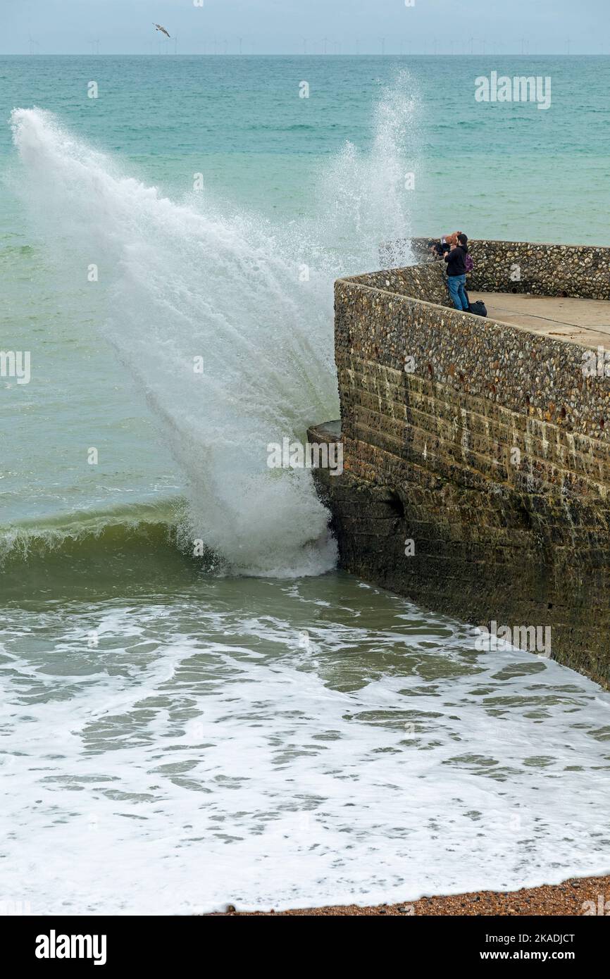 Vagues se brisant au-dessus de groyne, front de mer, Brighton, Angleterre, Grande-Bretagne Banque D'Images