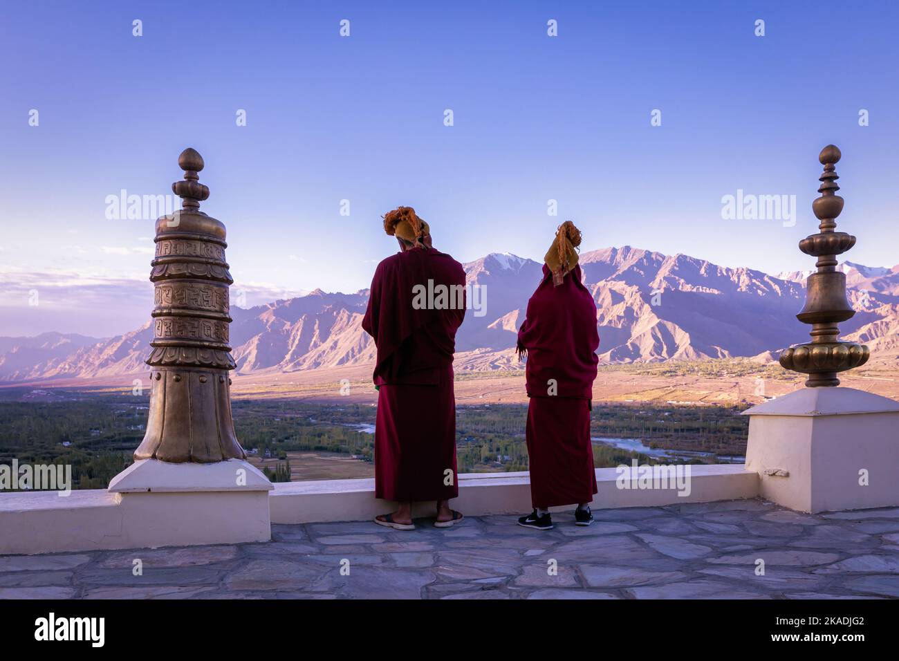Moines bouddhistes soufflant des conques au monastère de Thikse (Thiksay Gompa), Ladakh, Inde Banque D'Images
