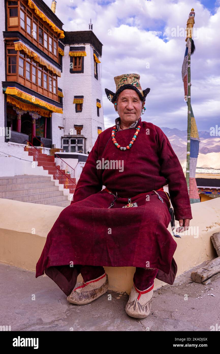 Homme âgé en vêtements ladakhi traditionnels, Monastère de Spilituk (Gompa), district de Leh, Ladakh, Inde Banque D'Images