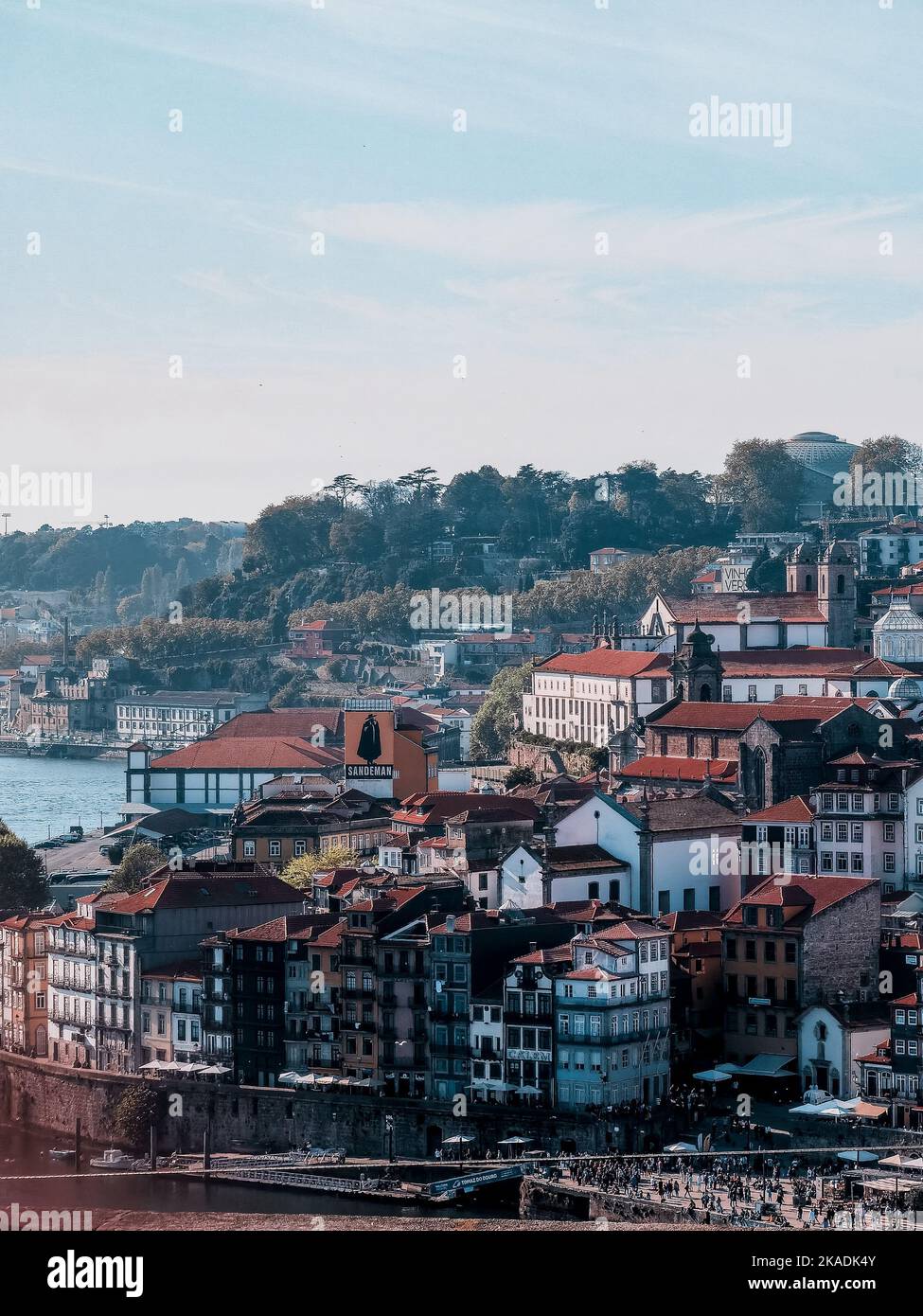Une belle vue sur les immeubles d'appartements au bord de la mer à Porto, Portugal Banque D'Images