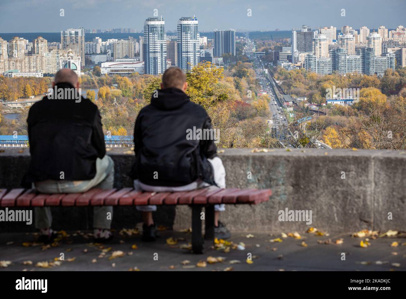 28 octobre 2022, Kiev, Ukraine: Les gens s'assoient sur un banc dans un parc du centre de Kiev. En octobre 2022, les forces armées russes ont mené de nombreuses grèves sur l'infrastructure civile de Kiev, ce qui a provoqué des coupures de courant massives, l'approvisionnement en eau et le chauffage dans la ville. (Credit image: © Oleksii Chumachenko/SOPA Images via ZUMA Press Wire) Banque D'Images