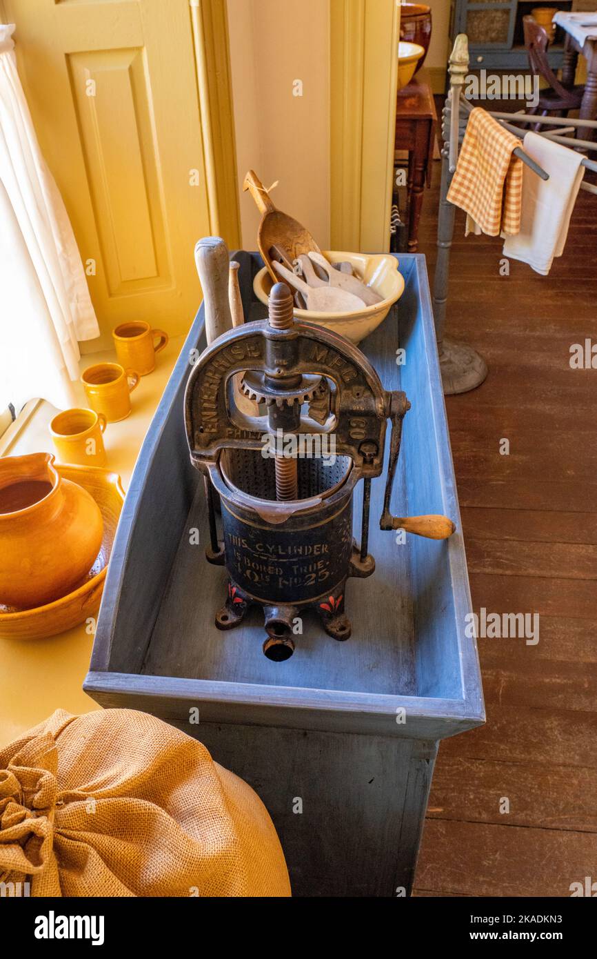 Une ancienne presse à jus en fonte / presse à viande dans un évier en bois dans la cuisine de Cove fort dans l'Utah. Banque D'Images
