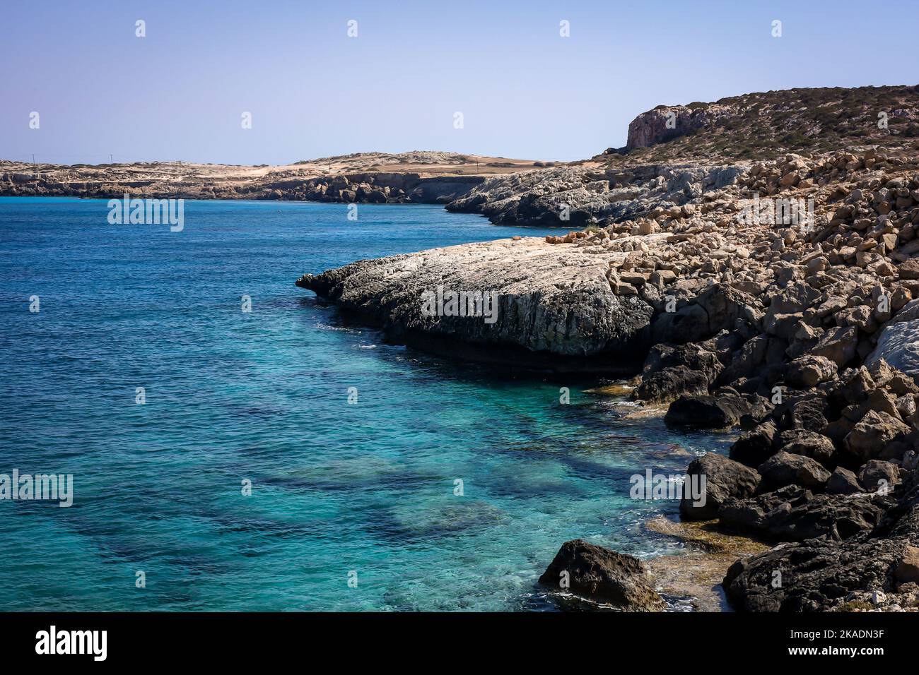 Vue sur la mer et les falaises de Blue Lagoon, Cap Greco, Chypre. Banque D'Images