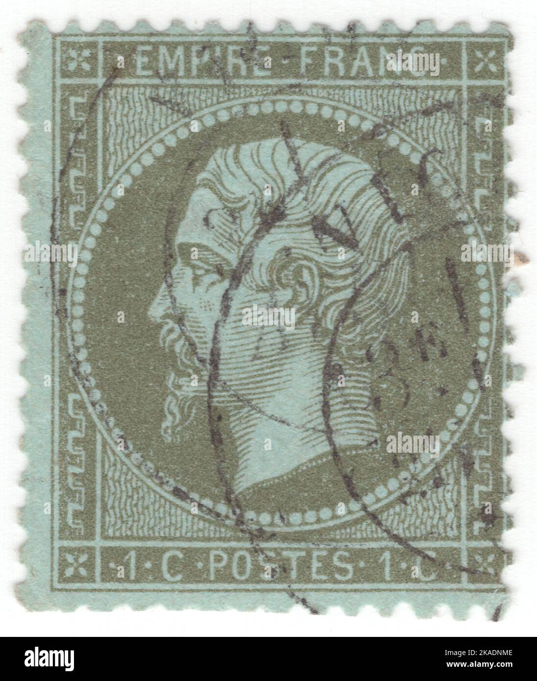 FRANCE - 1862 : un timbre-poste vert olive de 1 centimes sur bleu pâle représentant le portrait de Napoléon III (Charles Louis Napoléon Bonaparte). Premier président de la France et dernier monarque à régner sur la France Banque D'Images