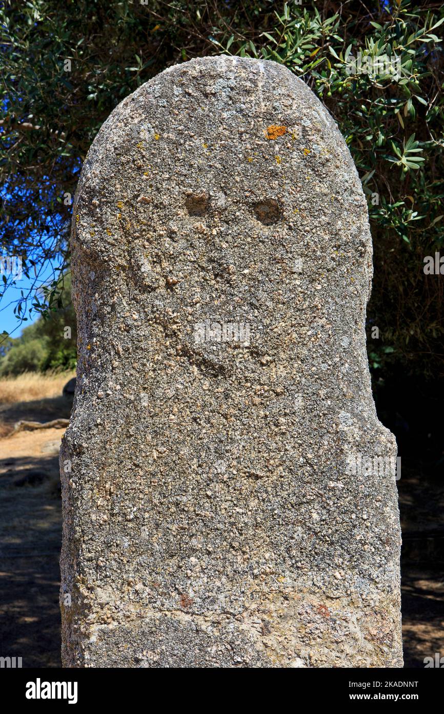 Gros plan d'un menhir au visage humain sculpté sur le site mégalithique de Filitosa (Corse-du-Sud) sur les îles de Corse, France Banque D'Images