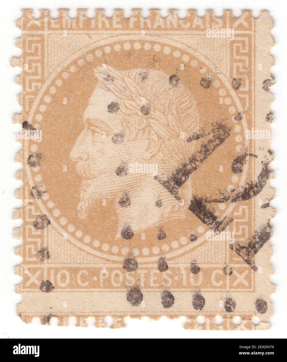FRANCE - 1867 : un bister de 10 centimes sur timbre-poste jaune représentant le portrait de Napoléon III (Charles Louis Napoléon Bonaparte). Premier président de la France et dernier monarque à régner sur la France Banque D'Images