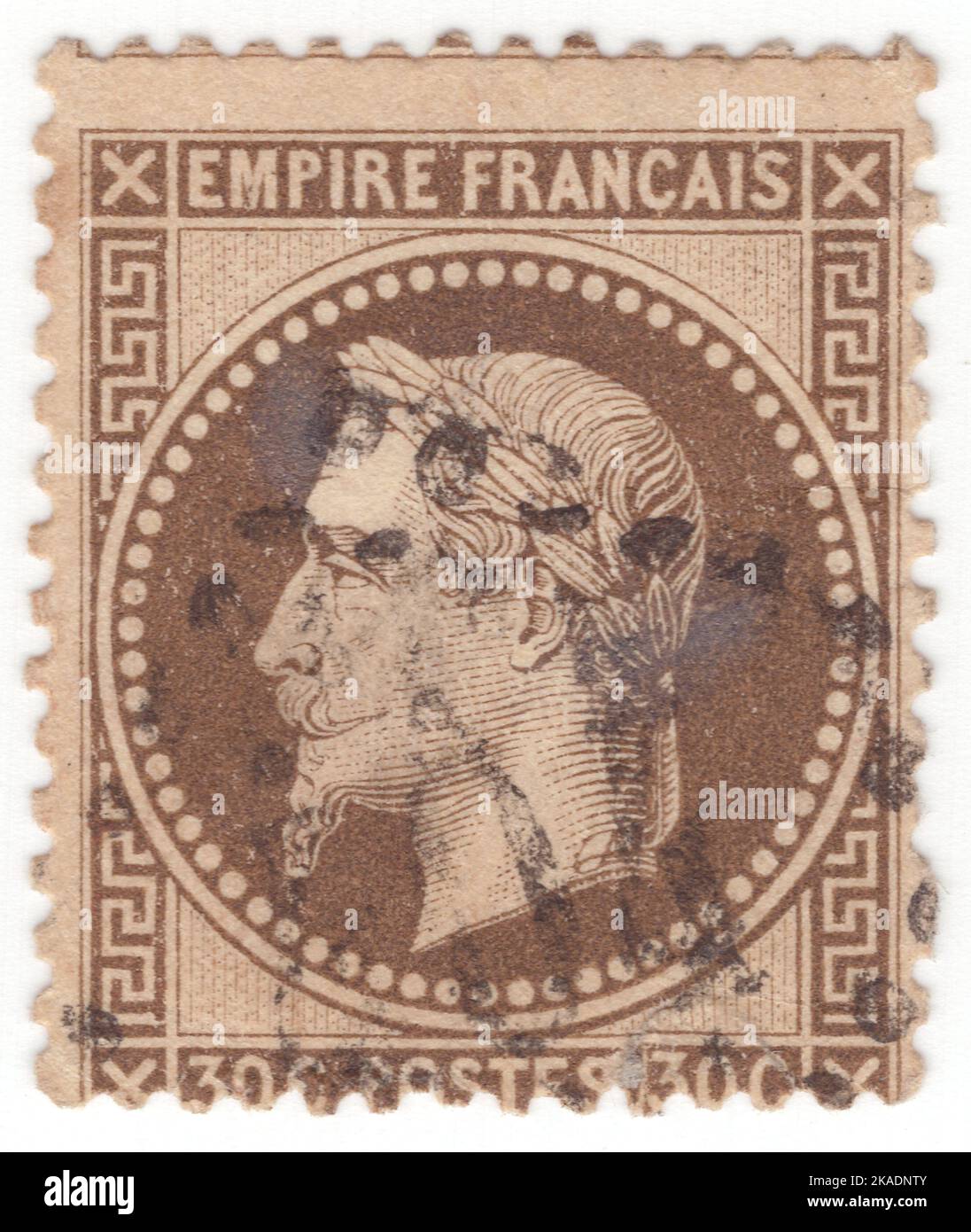 FRANCE - 1867 : un timbre-poste jaune brun de 30 centimes représentant le portrait de Napoléon III (Charles Louis Napoléon Bonaparte). Premier président de la France et dernier monarque à régner sur la France Banque D'Images