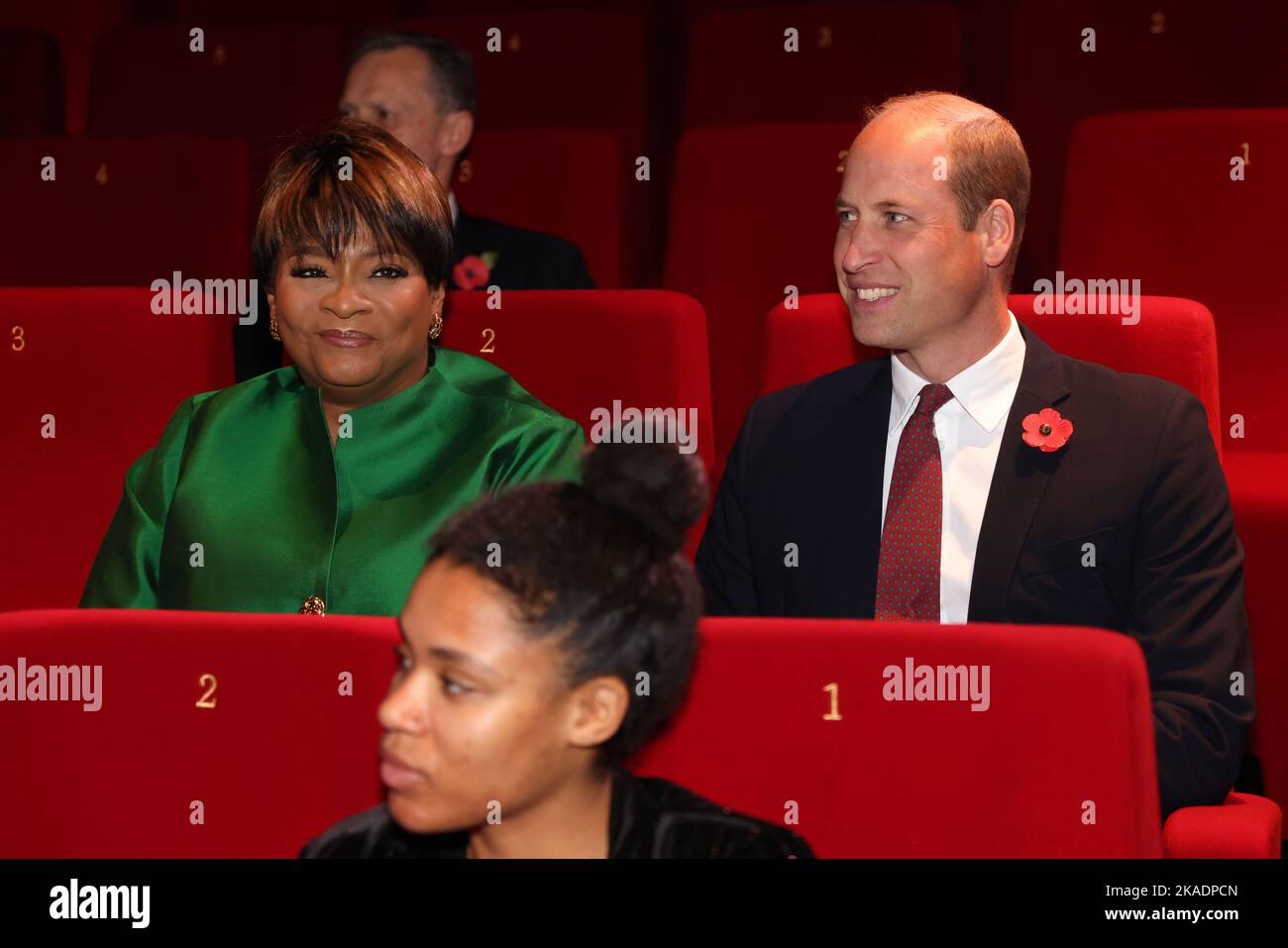 Le Prince de Galles et Arunma Oteh (à gauche), président de la Royal African Society, participent à un événement dans le cadre du festival biennal du film de la Royal Africa Society, film Africa, au Garden Cinema, Londres. Date de la photo: Mercredi 2 novembre 2022. Banque D'Images