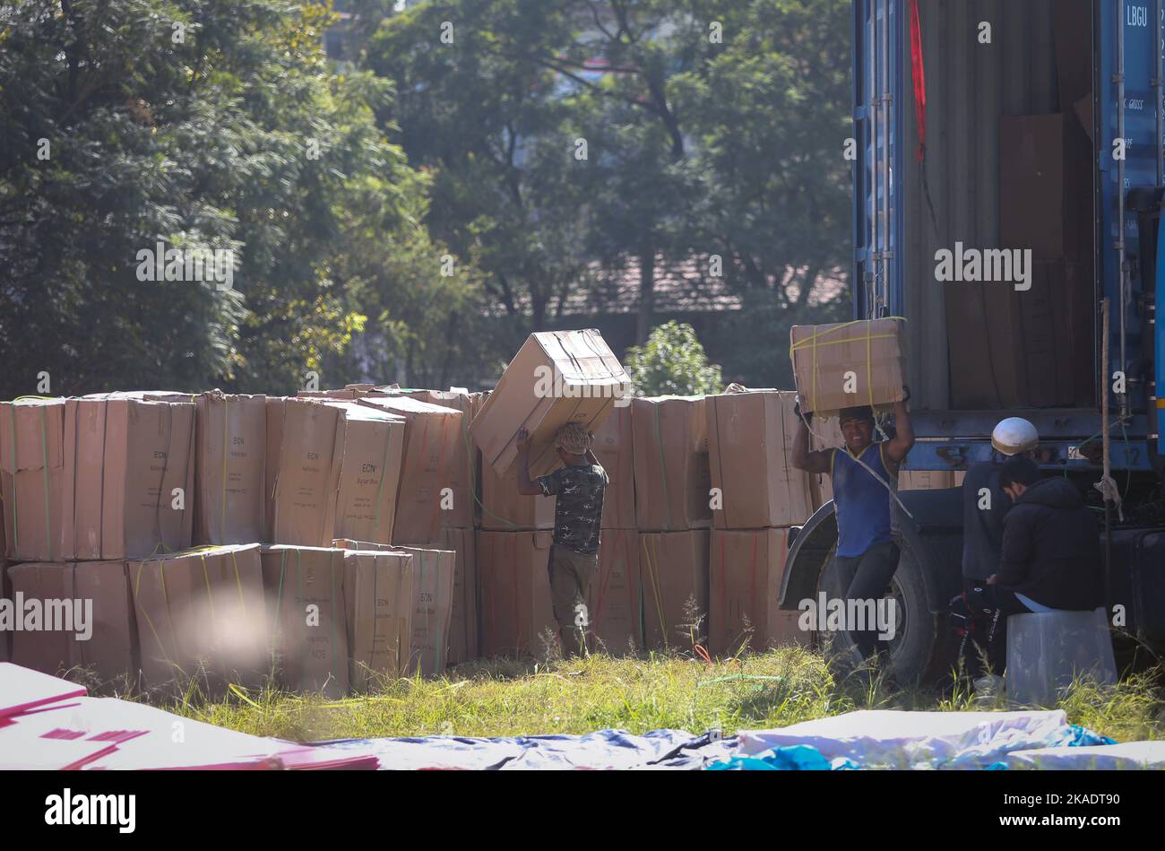 Katmandou, Bagmati, Népal. 2nd novembre 2022. Les travailleurs portent des urnes qui seront envoyées dans différents districts pour les prochaines élections dans les locaux de la commission électorale à Katmandou, au Népal, sur 2 novembre 2022. Les élections à la Chambre des représentants et à l'Assemblée provinciale sont prévues à 20 novembre 2022. (Image de crédit : © Sunil Sharma/ZUMA Press Wire) Banque D'Images