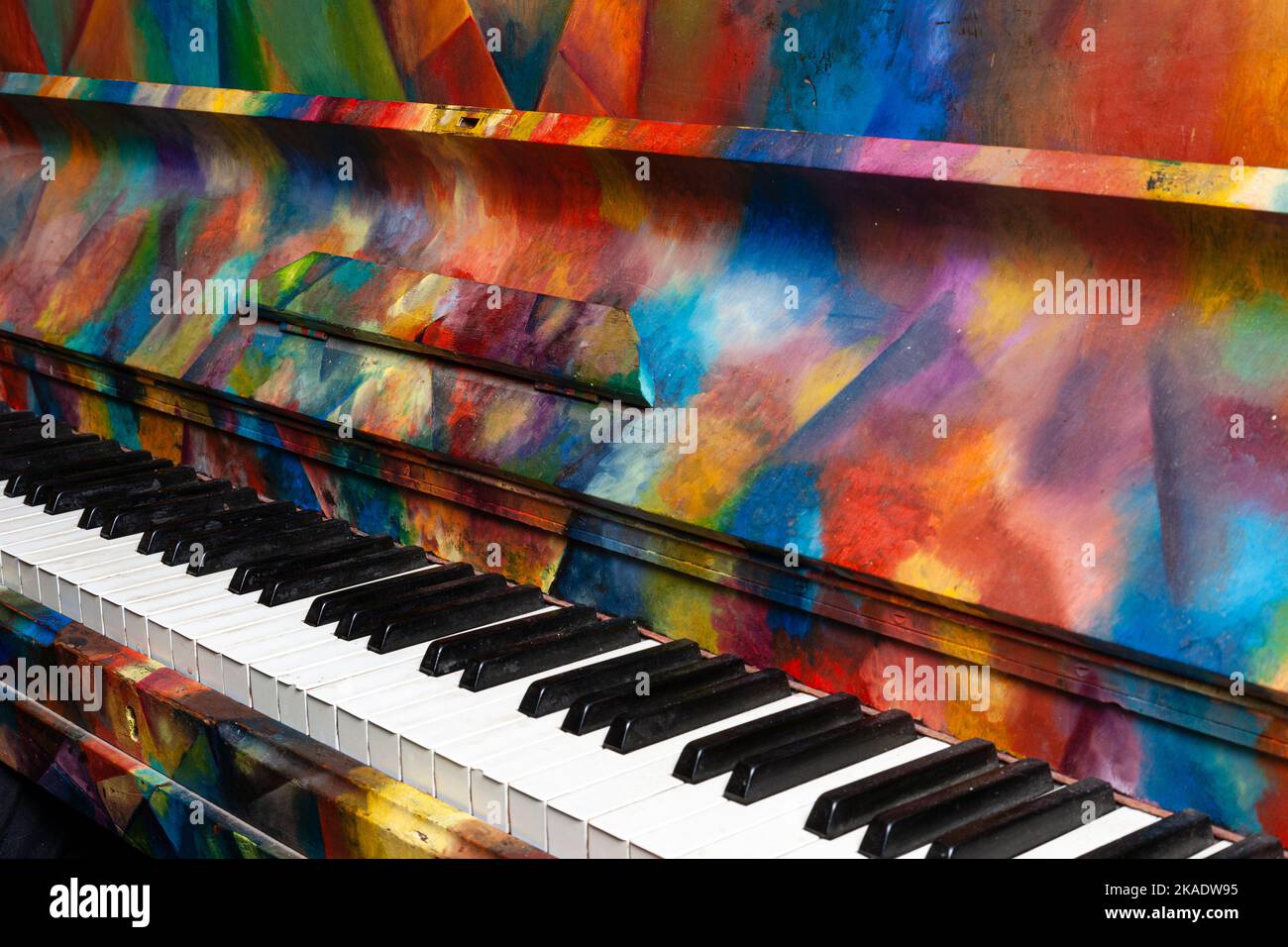 Piano droit peint appartenant à Micheal O Suilleabhain Banque D'Images