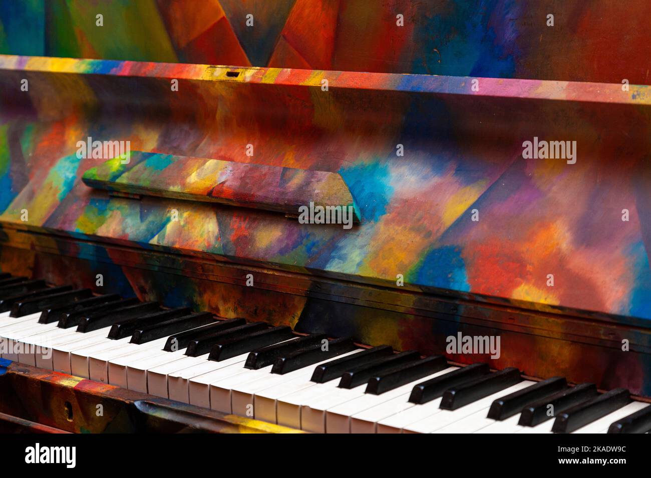 Piano droit peint appartenant à Micheal O Suilleabhain Banque D'Images