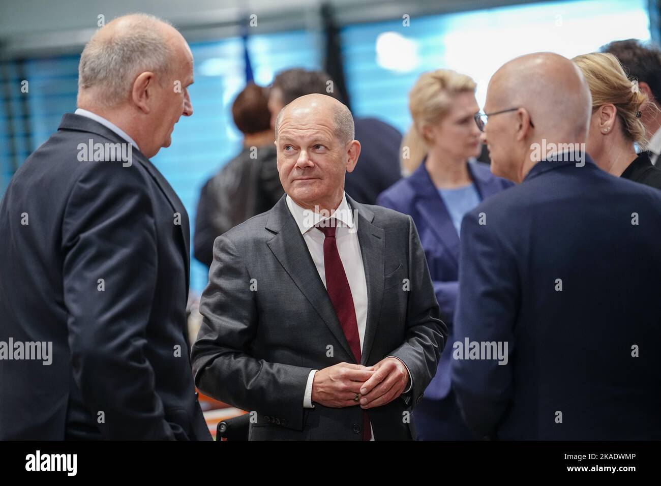 Berlin, Allemagne. 02nd novembre 2022. Le chancelier allemand OLAF Scholz (M., SPD), Dietmar Woidke (l, SPD), ministre-président du Brandebourg, et Peter Tschentscher (r, SPD), premier maire de Hambourg, assistent à la Conférence des ministres-présidents. Credit: Kay Nietfeld/dpa/Alay Live News Banque D'Images