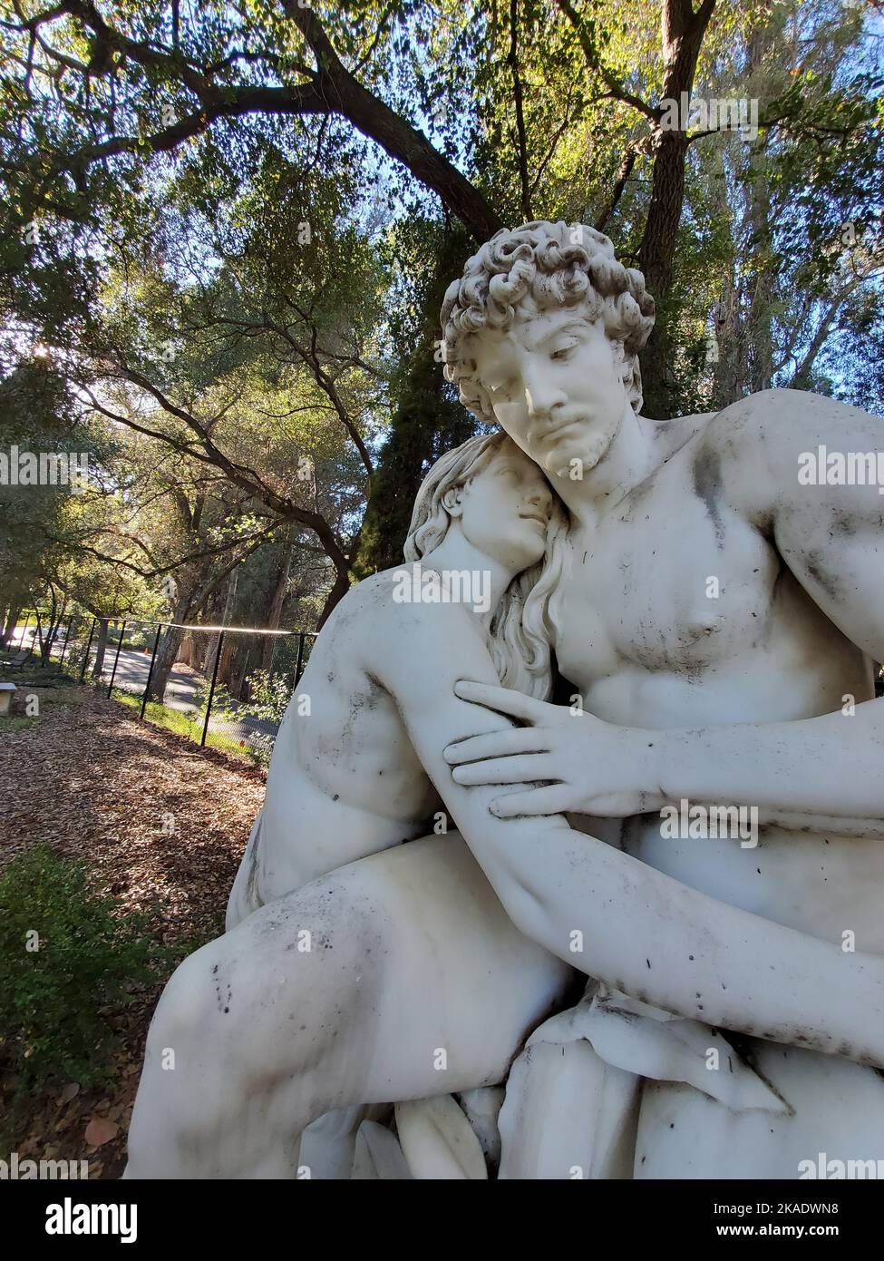 Une photo en petit angle de la statue de la déesse et de dieu dans le jardin Banque D'Images