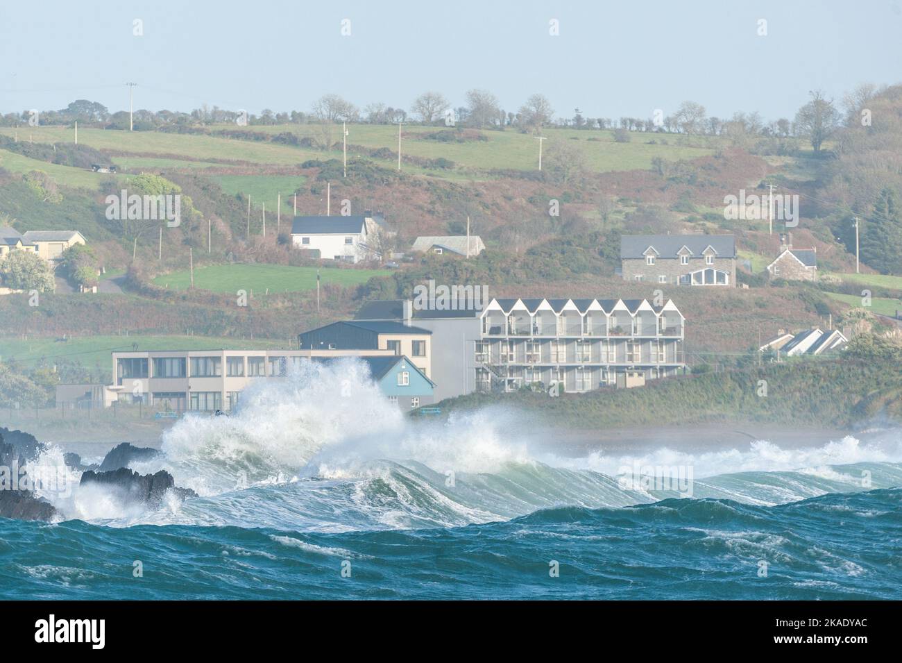 Rosscarbery, West Cork, Irlande. 2nd novembre 2022. Des vagues massives frappent les rochers à la jetée de Rosscarbery aujourd'hui que l'île d'Irlande est actuellement sous un met Éireann jaune vent et l'avertissement de pluie, qui doit durer jusqu'à 9pm ce soir. Crédit : AG News/Alay Live News Banque D'Images