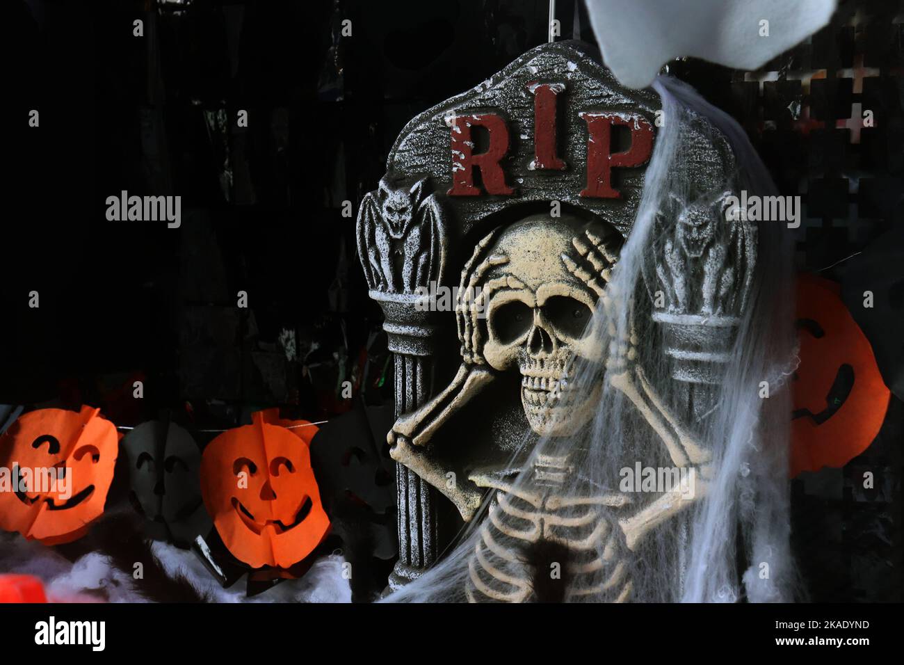 Squelette dans un RIP de tombe d'halloween Banque D'Images